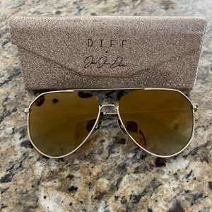 Diff sunglass  x Jessie James Decker Edition